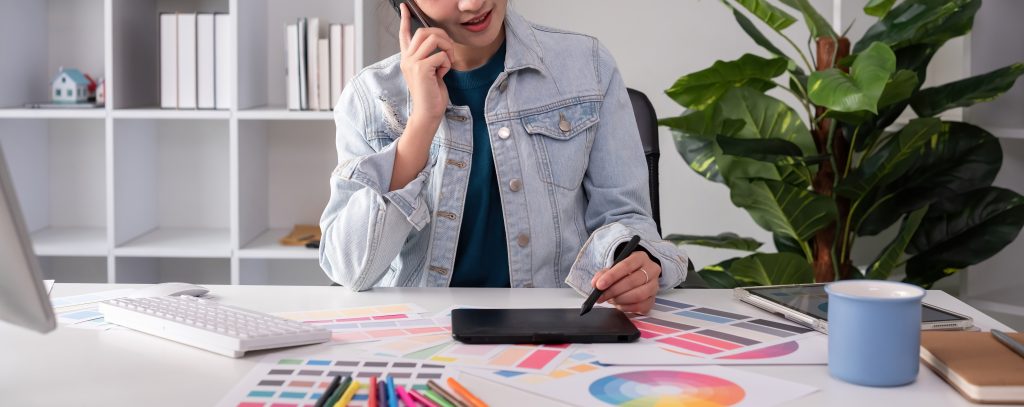 designer-on-call-with-customer